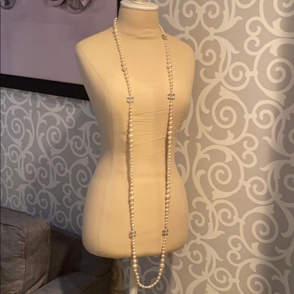 Chanel Pearl necklace . Authentic